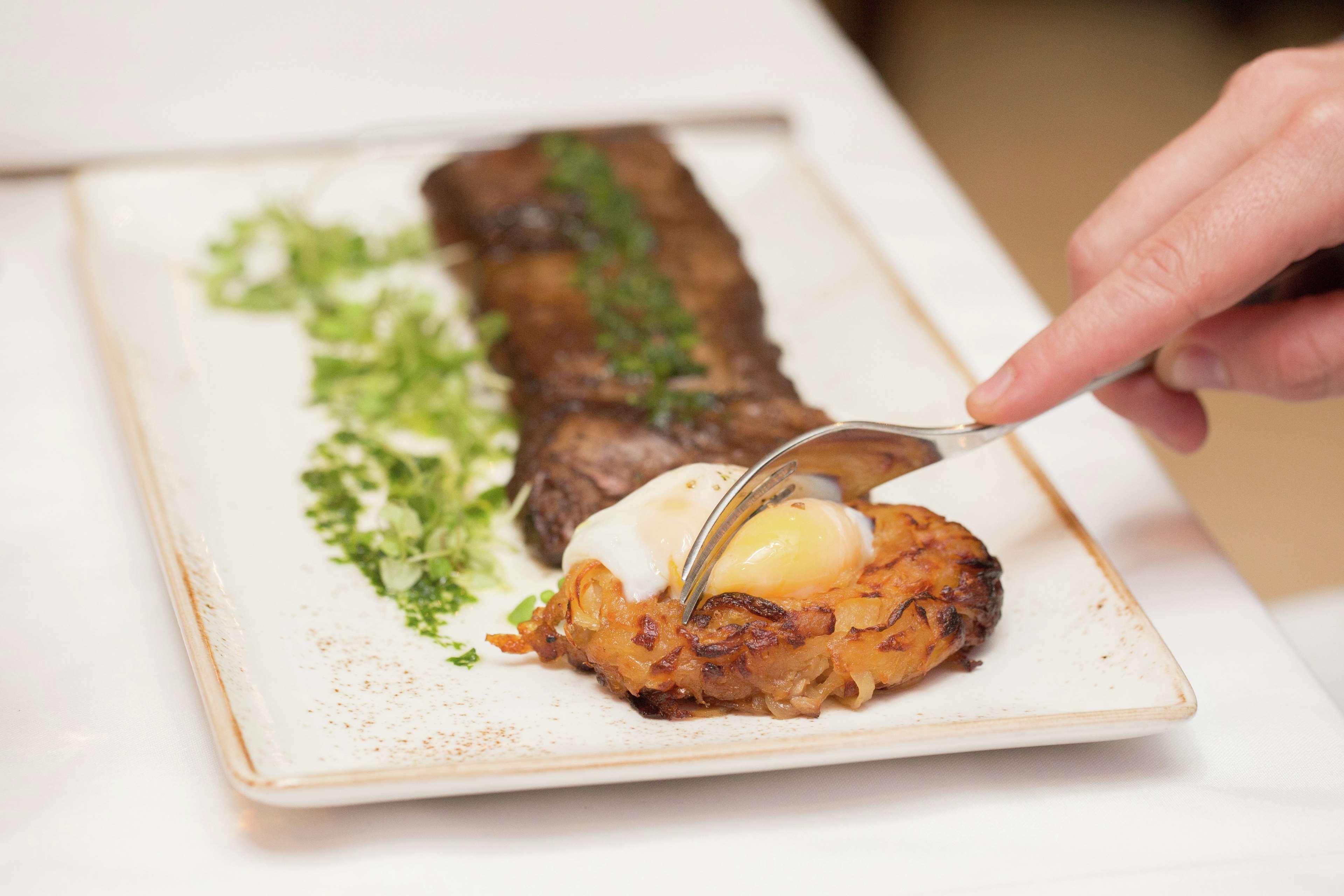 Hotel Hilton Buenos Aires Esterno foto A steak and potato prepared at the restaurant